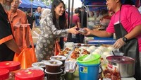 Selama ini Yeo Bee Yin aktif sebagai anggota parlemen Bakri. Ia sering terjun ke masyarakat untuk melakukan aktivitas sosial seperti membagikan kurma di bulan puasa kemarin. Foto: Instagram yeobeeyin