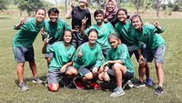 dr Grace bersama timnas puteri Indonesia di AFF Women Championship 2018. (Instagram/gjcsetiawan)  