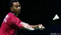 Perjuangan Tommy pada gim pertama berlangsung mulus. Dia benar-benar memimpin sejak awal hingga mendulang 21 poin. Chou sama sekali tak bisa mendekati perolehan poin Tommy pada gim ini.
