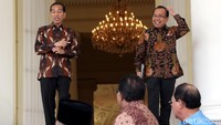 Didampingi Menteri Sekretaris Negara, Pratikno, Jokowi menyambut para bupati.
