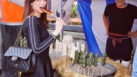 Kali ini wanita kelahiran 19 November 1992 ini terlihat asyik jajan di Kyoto. Mencicip makanan pinggiran, Sabrina tampak mencicip jajanan khas negeri sakura. Enak ya! Foto: Instagram @sabrinachairunnisa_