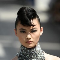 Dalam peragaannya, Chanel mengangkat spirit rock n roll ala Elvis untuk gaya rambut para modelnya. Inspirasi tersebut lalu menjelma dalam hair-do bergaya jambul yang menggulung bak molen. (Foto: Getty Images)