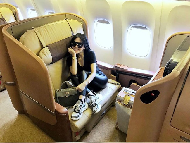 Bergaya di atas kursi first class pesawat yang membawanya ke Los Angeles, Syahrini tampak memamerkan tas Hermes berharga ratusan juta rupiah miliknya. Dia juga memakai sneakers kekinian dari Louis Vuitton. Archlight sneaker ini harganya mencapai Rp 15 jutaan. Foto: Instagram Syahrini