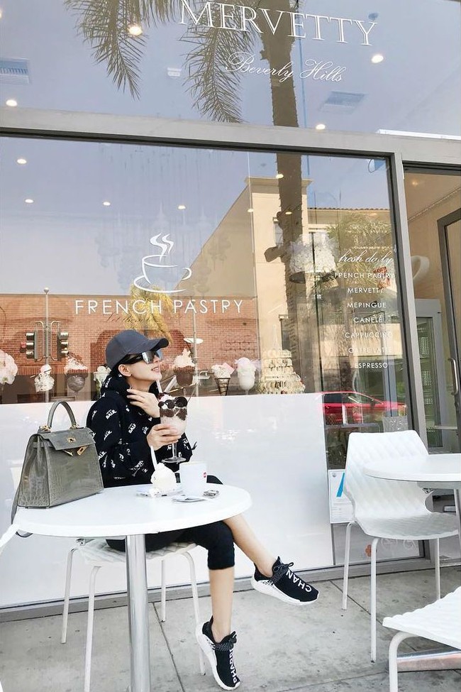 Saat baru tiba Beverly Hills, penyanyi yang akan merilis film perdananya Bodyguard Ugal-Ugalan itu langsung menikmati minuman di sebuah kafe. Dia pun bergaya memamerkan tas Hermes miliknya yang berharga ratusan juta. Kakinya tampak dibalut sneakers edisi terbatas Chanel x Pharrell x Adidas yang harganya mencapai hampir Rp 200 juta. Foto: Instagram Syahrini