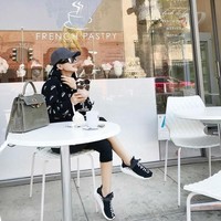 Saat baru tiba Beverly Hills, penyanyi yang akan merilis film perdananya Bodyguard Ugal-Ugalan itu langsung menikmati minuman di sebuah kafe. Dia pun bergaya memamerkan tas Hermes miliknya yang berharga ratusan juta. Kakinya tampak dibalut sneakers edisi terbatas Chanel x Pharrell x Adidas yang harganya mencapai hampir Rp 200 juta. Foto: Instagram Syahrini