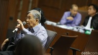 Kwik Kian Gie memberikan keterangan.