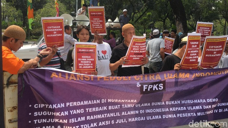 Warga Demo di Balai Kota, Minta Anies Bujuk PA 212 Batalkan Aksi Warga Demo di Balai Kota, Minta Anies Bujuk PA 212 Batalkan Aksi