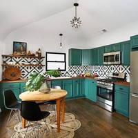 Motif a la Maroko di area dapur semakin menambah keindahan rumah yang sempat terabaikan ini. Foto: Dok. Elite Readerss/ Tracy Do Real Estate