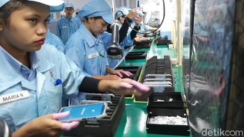 Setelah proses perakitan selesai, lanjut Stanly, maka smartphone kemudian akan dimasukkan ke dalam testing machine. Menariknya mesin penguji ini langsung dibawa dari China oleh tim Honor. (Foto: detikINET/Muhammad Alif Goenawan)