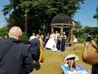 Viral, Foto Pengantin yang Harusnya Romantis Tapi Diganggu Photobomb Aneh