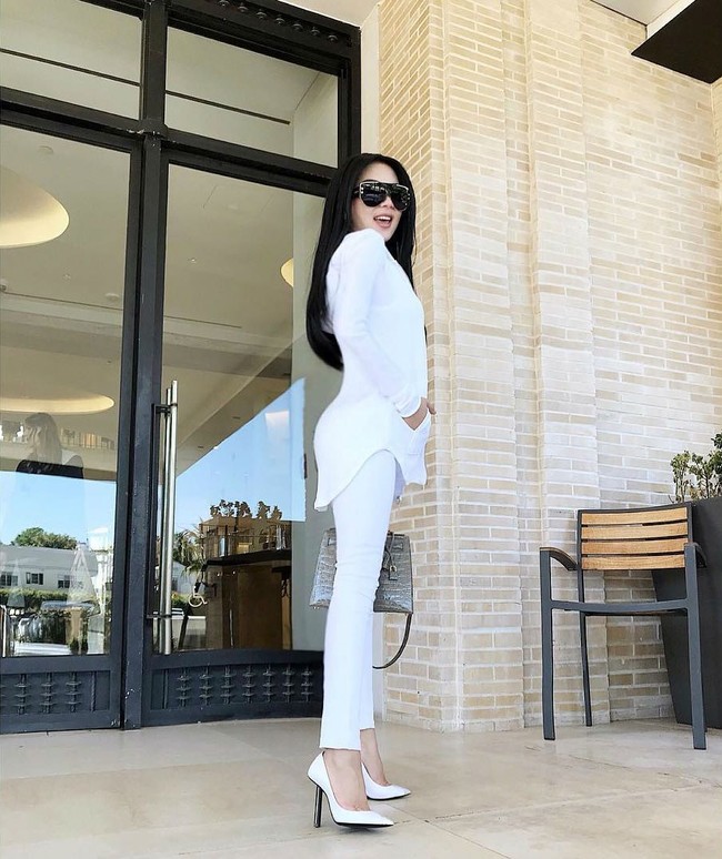 White on White, itulah tema penampilan Syahrini saat berpose di sela-sela liburannya di Los Angeles. Syahrini pun memakai sepatu high heels putih dari YSL yang dijual seharga 1.095 Euro atau sekitar Rp 18 jutaan. Foto: Instagram Syahrini