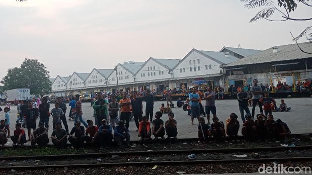 Warga yang menonton kebakaran