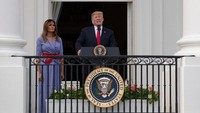Presiden Amerika Serikat, Donald Trump didampingi Ibu Negara Melania Trump memberikan sambutan di acara open house di Gedung Putih. Alex Edelman/Getty Images.