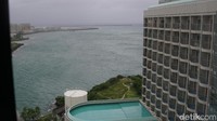 Membahas pemberitahuan darurat dari pemerintah Jepang ini berupa anjuran untuk tetap berada di dalam gedung dan mengurangi aktivitas luar ruangan. Badai dilihat dari dalam hotel (Masaul/detikTravel)