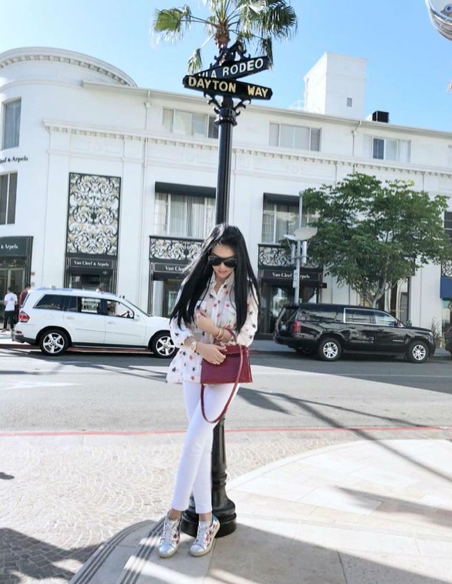 Berpose di kawasan pusat perbelanjaan di Los Angeles, Syahrini terlihat memakai sneakers metalik motif bintang dari YSL. Sneakers tersebut dijual seharga US$ 645 atau sekitar Rp 9 jutaan. Foto: Instagram Syahrini