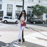 Berpose di kawasan pusat perbelanjaan di Los Angeles, Syahrini terlihat memakai sneakers metalik motif bintang dari YSL. Sneakers tersebut dijual seharga US$ 645 atau sekitar Rp 9 jutaan. Foto: Instagram Syahrini