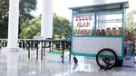 Gerobak Bubur Ayam Masuk Teras Istana Bogor