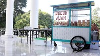 Gerobak Bubur Ayam Lapangan mangkal di teras Istana Bogor, Jawa Barat, Kamis (5/7/2018).