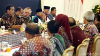 Kondisi ekonomi dunia yang sedang sulit membuat Jokowi merasa harus membahas persoalan ekonomi ini secara apa adanya. Jokowi pun mencontohkan negara besar yang pertumbuhan ekonominya malah menurun. Salah satunya Tiongkok.