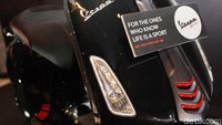 Ada beberapa perbedaan yang tersemat dalam Vespa Sprint Carbon. Bagian paling mencolok adalah warna keseluruhan yang berkelir hitam dengan aksen merah.