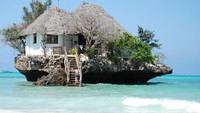 Di Zanzibar, Afrika ada restoran mungil yang berdiri di atas batu besar. Lokasinya di tengah lautan dengan air biru kehijauan yang jernih. Restoran bernama The Rock Restaurant ini menyuguhkan aneka seafood segar sebagai menu andalan. Foto: The Rock Restaurant Zanzibar