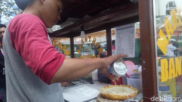 Pedagang martabak manis pakai susu kental manis (Foto: Peti/detikcom) Pedagang martabak manis pakai susu kental manis (Foto: Peti/detikcom)