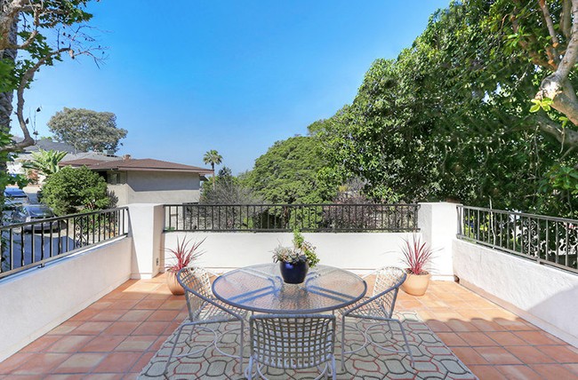 Bagian teras rumah untuk bersantai dibuat senyaman mungkin.  Foto: Dok. Elite Readerss/ Tracy Do Real Estate