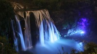 Air terjun ini memiliki lebar 83 meter dengan katinggian 67 meter. Nama Huangguoshu sebenarnya mengacu kepada gabungan 18 air terjun yang bila dijumlahkan lebarnya mencapai 101 meter. (CNN Travel)