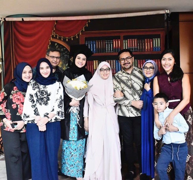 Salah satunya ketika acara wisuda Zeezee Shahab yang meraih gelar master. Mereka kompak berfoto bersama. Kala itu Sarah memakai blouse bermotif bunga dan hijab segi empat berwarna biru dongker. Foto:Instagram/zeezeeshahab