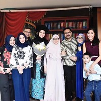 Salah satunya ketika acara wisuda Zeezee Shahab yang meraih gelar master. Mereka kompak berfoto bersama. Kala itu Sarah memakai blouse bermotif bunga dan hijab segi empat berwarna biru dongker. Foto:Instagram/zeezeeshahab