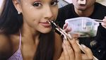 Cantiknya Ariana Grande Saat Berpose dengan Minuman Favoritnya