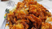 Hmm, porsinya banyak dan terlihat sangat enak. Batagor ala Bandung ini makin enak ditambahkan dengan sambal dan kecap. Mantap! Foto: Instagram @inovpelawi