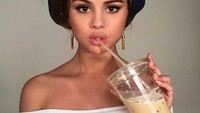 Dan cinta terlamanya yakni Selena Gomez. Keduanya pertama kali berpacaran pada tahun 2011. Keduanya sempat putus-nyambung hingga akhirnya masing-masing bersama orang lain. Dan pada November 2017 keduanya kembali berpacaran. Namun pada Maret 2018 Selena dan Justin Bieber putus. Konon hal itu karena restu sang ibu Selena Gomez yang tak kunjung menyambut Justin. Foto: Instagram @selenagomez
