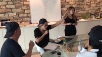 Pantas saja tubuhnya ramping dan berisi, ia ternyata gemar mengkonsumsi buah dan sayur. Saat sedang latihan bernyanyi saja, wanita berusia 41 memilih beberapa potong buah untuk menemaninya. Foto: Instagram shakira