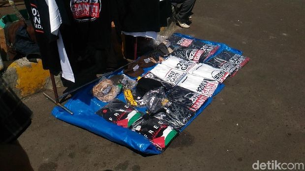 Aksi 67, Kaos #2019GantiPresiden Dijual di Masjid Istiqlal