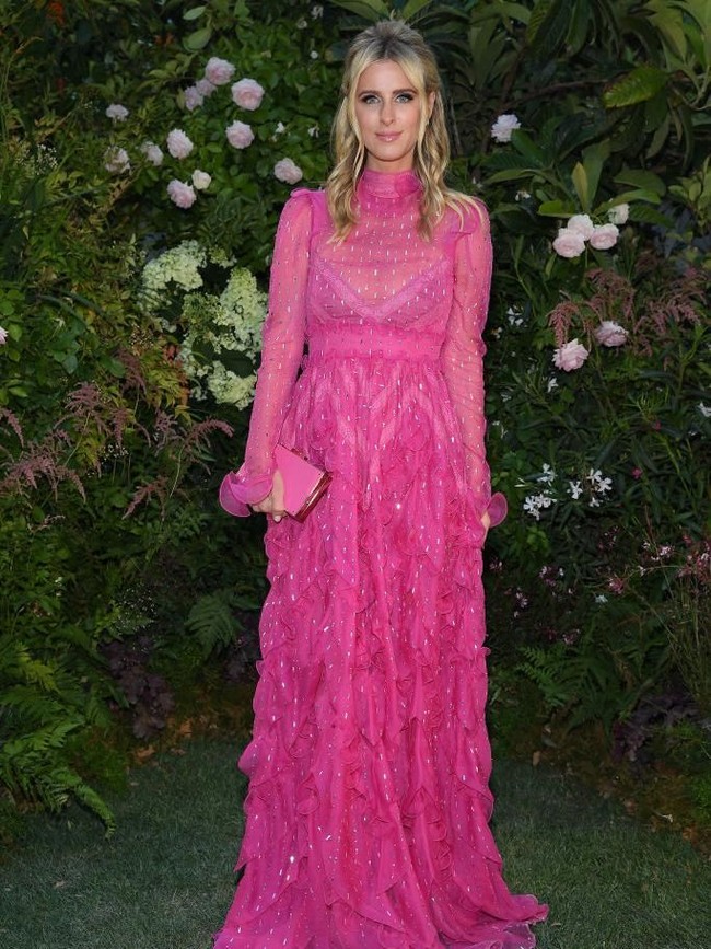 Gaun pink bernuansa victorian menjadi andalan Nicky Hilton saat menghadiri fashion show Valentino. (Foto: Getty Images)