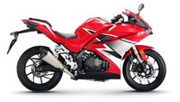 Menariknya lagi, motor ini sudah pakai suspensi depan upside down berwarna metalik. Dan remnya sudah dual disc brake di depan, juga pakai rem cakram di belakang, lengkap dengan fitur rem ABS dan kaliper rem radial. Foto: Pool (Visordown)