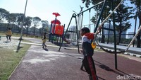 Di Lapangan Banteng itu juga kini dilengkapai dengan taman bermain anak seluas kurang lebih 20x20 meter persegi. Cukup asri dan ramah anak.