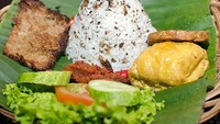 Selain burung puyuh dan ayam goreng, empal gurih bisa jadi pelengkap yang pas dari sepring nasi tutug oncom yang milik @berry_priadi yang menggoda selera ini. Foto: Instagram