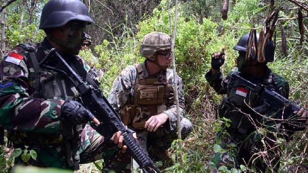 Foto: Marinir Tunjukkan Cara Bertahan Hidup di Hutan ke Tentara AS