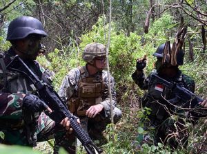 Foto: Marinir Tunjukkan Cara Bertahan Hidup di Hutan ke Tentara AS