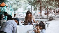Menuliskan Brooklyn. Selena pun tampak sedang jajan es krim bersama dua anak kecil. Foto: Instagram @selenagomez