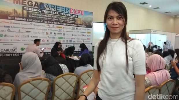 Deretan Perempuan Cantik Ini Rela Desak-desakan di Smesco, Cari Apa?