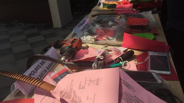 Barang bukti yang disita polisi selama operasi
