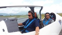 Dalam akun Facebook resminya, Gubernur Irwandi mengunggah tiga foto sebelum terbang. Mereka duduk dalam pesawat pribadi Irwandi Shark Aero yang berkapasitas dua orang. Di foto itu, Gubernur Irwandi sebagai pilot sementara Bupati Ahmadi berada di belakangnya.  Foto: (dok FB Irwandi Yusuf)
