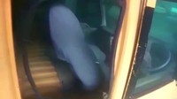 Tim penyelam ini sendiri telah mengelilingi kapal tersebut selama dua hari berturut. Para penyelam tersebut masuk ke lambung kapal lewat dek kendaraan lalu memeriksa bagian dalam kapal untuk mencari korban yang mungkin terjebak di dalam kapal. (Foto: dok. Lantamal VI)
