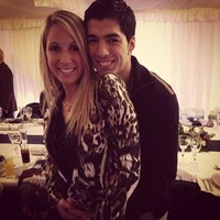 Sebagai istri, Sofia Balbi selalu setia berada di sisi suaminya, baik dalam suka maupun duka. Kesetian Sofia diuji saat sang suami berbohong padanya soal insiden di mana Luis Suarez menggigit pemain Italia Giorgio Chiellini kala Piala Dunia 2014. Sebagai konsekuensinya, Luis diskors selama empat bulan. (Foto: Instagram/@sofibalbi)