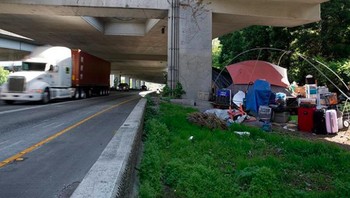 Tenda gelandangan di salah satu sudut kota Seattle di bawah jembatan. Foto: Instagram
