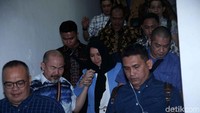 Rita meninggalkan ruang sidang dengan didampingi keluarganya.