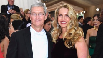 Laurene tentu dekat dengan para petinggi Apple seperti CEO Tim Cook. Foto: istimewa